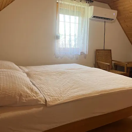 Holiday home Lomb Nyaralo *