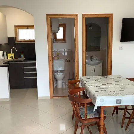 Lomb Nyaralo Holiday home *